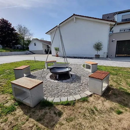 Apartment Gaestehaus Und Weingut Erich Hirth Obersulm